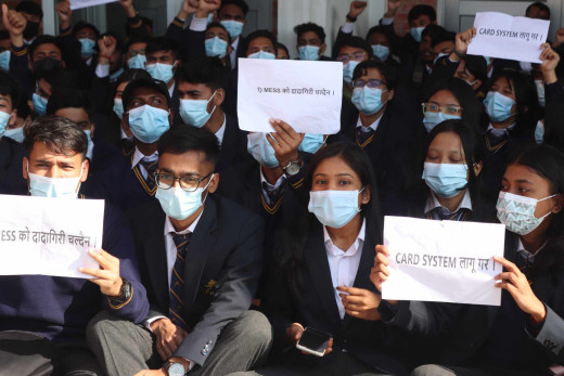 नेपाल मेडिकल कलेजले खुवाउँछ बासी खाना, विद्यार्थीहरूले सुरु गरे धर्ना 