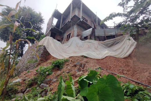 पहिरोले खोटाङमा घर भत्कियो, दर्जनौँ पशुचौपाया मरे