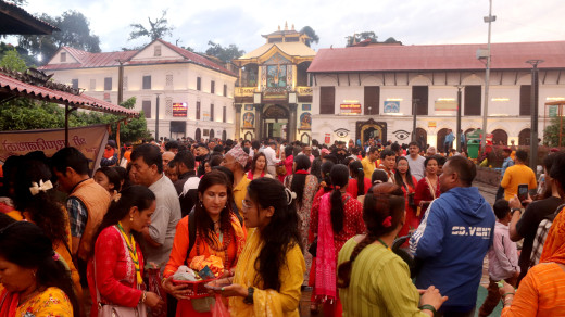 आज साउनको दोस्रो सोमबार, पशुपतिनाथमा बिहानैदेखि दर्शनार्थीको घुइँचो