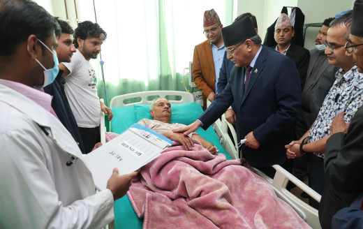 प्रधानमन्त्री दाहालले लिए सचिव आचार्यको स्वास्थ्य जानकारी