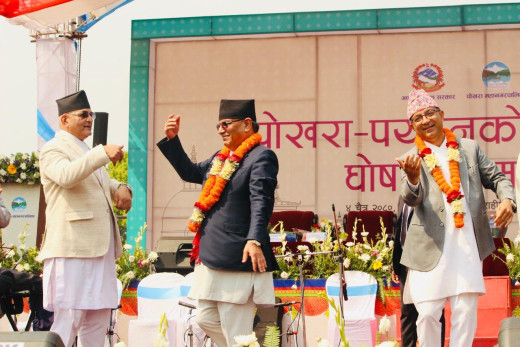 ‘गलबन्दी च्यातियो तिम्ले तानेर’ भाकामा जब प्रधानमन्त्री छमछमी नाचे...