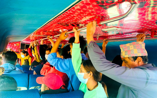 गाडीमा कोचिएरै यात्रा गर्न सर्वसाधारण बाध्य, ट्राफिक प्रहरी मूकदर्शक