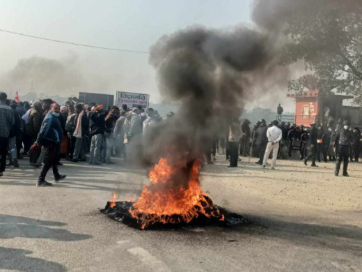 प्रहरीले चलाएको गोली लागेर युवकको मृत्यु भएको घटनाको विरोधमा पूर्व-पश्चिम राजमार्ग बन्द