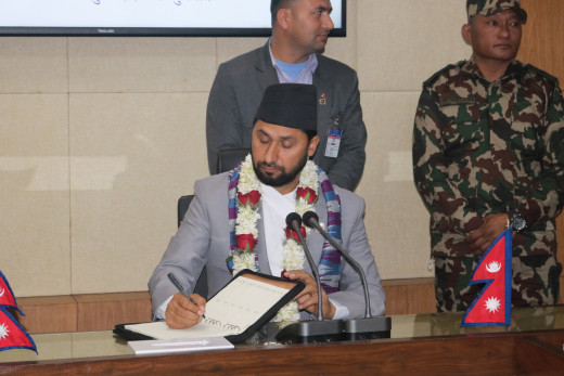 हडपिएका सरकारी जग्गा फिर्ता ल्याउन गृहमन्त्री लामिछानेले दिए मातहतलाई निर्देशन