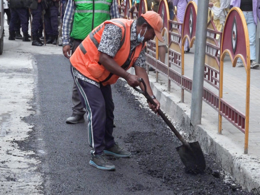महानगर प्रहरीको अवरोधकाबीच न्युरोडको सडकमा गरियो कालोपत्र 