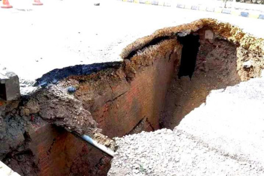 सडक भासिएको ठाउँ टुकुचा खोला, महानगर भन्छ- पुल बनाउनुको विकल्प छैन