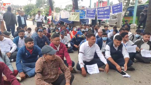 यस्ता माग राखेर स्थानीय तहका कर्मचारी सडकमा