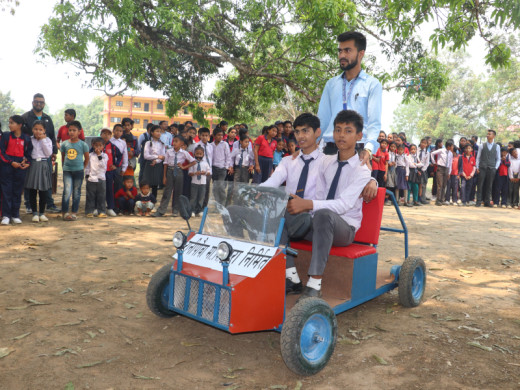 १० कक्षामा पढ्ने विद्यार्थीले बनाए विद्युतीय कार
