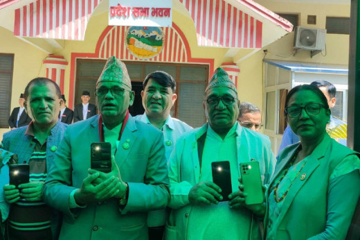 सुदूरपश्चिम प्रदेश सभा बैठकमा टर्च बालेर सरकारको खोजी