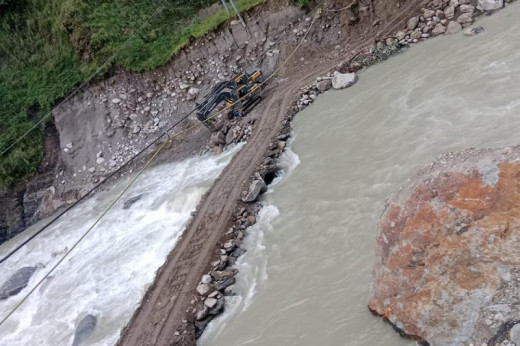 ह्युमपाइपले जोडियो तातोपानी नाका