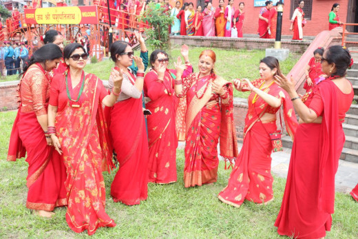 तीजका गीतमा पहिले सासु बुहारीका वेदना, अहिले वैदेशिक रोजगारीका पीडा