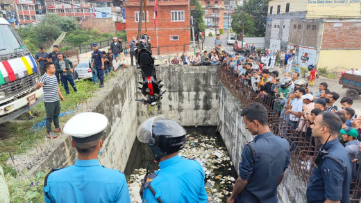 तीनकुने पुलबाट मोटरसाइकल खस्दा एक जनाको मृत्यु