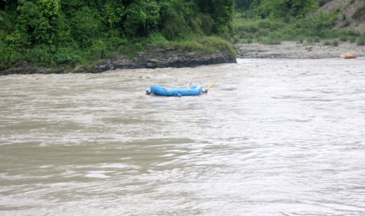 सिमलतालबाट मालवाहक ट्रक त्रिशूलीमा खस्यो