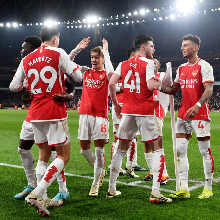 आर्सनल प्रिमियर लिगको शीर्ष स्थानमा