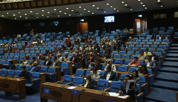 सांसदहरु हाजिर लगाएर अन्यत्रै हिँडेपछि स्थगित भएको प्रतिनिधि सभा बैठक बुधबार मात्रै बस्ने