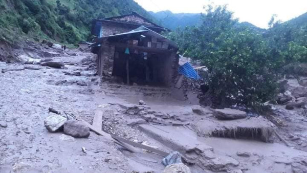 तीन वर्षअघि ढोरपाटनको भीषण बाढीमा सर्वस्व गुमाएकाहरू भन्छन्– खेती गरेर खान जग्गा छैन