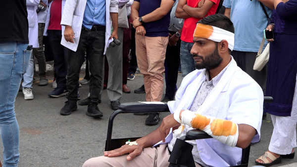 चिकित्सकहरु शनिबार पनि सकडमा