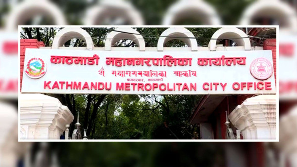 काठमाडौं महानगर प्रहरी र फुटपाथ व्यवसायीबीच झडप, ११ घाइते