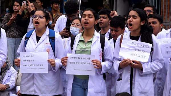 सुरक्षा माग गर्दै केएमसीका चिकित्सक दोस्रो दिन पनि आन्दोलनमा
