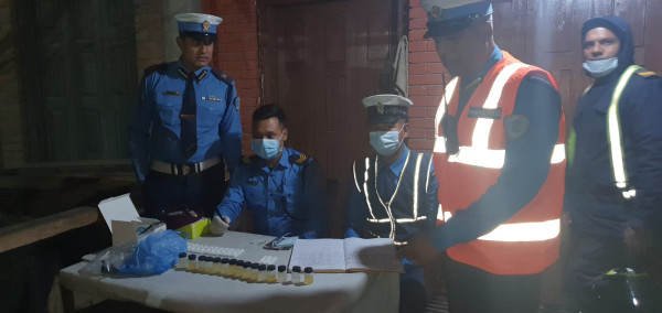 ट्राफिक प्रहरीको लापसे चेकिङ : ४ जना चालक पक्राउ