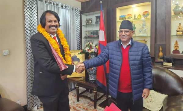 प्रधानमन्त्रीले किन फकाउँदै छन् सीके राउतलाई ? 