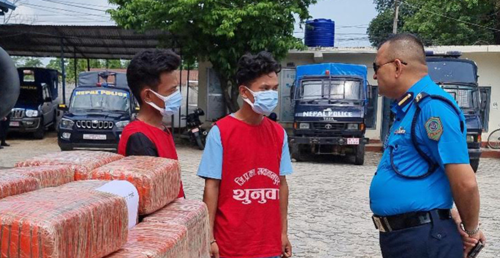 गाँजा तस्करीका आरोपित प्रहरी हवल्दारसहित तीन जना थुनामा