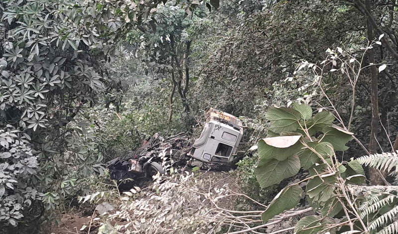 धादिङको कृष्णभीरमा ग्यास बुलेट दुर्घटनाः चालक र सहचालकको अवस्था अज्ञात