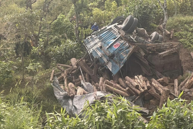 ट्रक दुर्घटनामा परी एकजनाको मृत्यु, दुई घाइते 