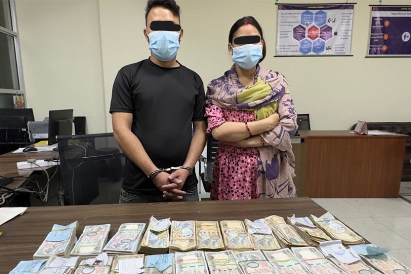 स्रोत नखुलेको १९ लाखसहित २ जना पक्राउ