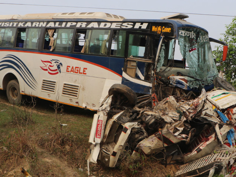 कपिलवस्तुमा बस र पिकअप गाडी ठोकिँदा एक जनाको मृत्यु, ८ घाइते 