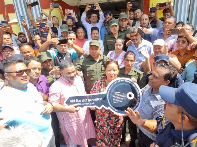 हेटौंडा उपमहानगरपालिकालाई व्यवसायीले बुझाए साँचो