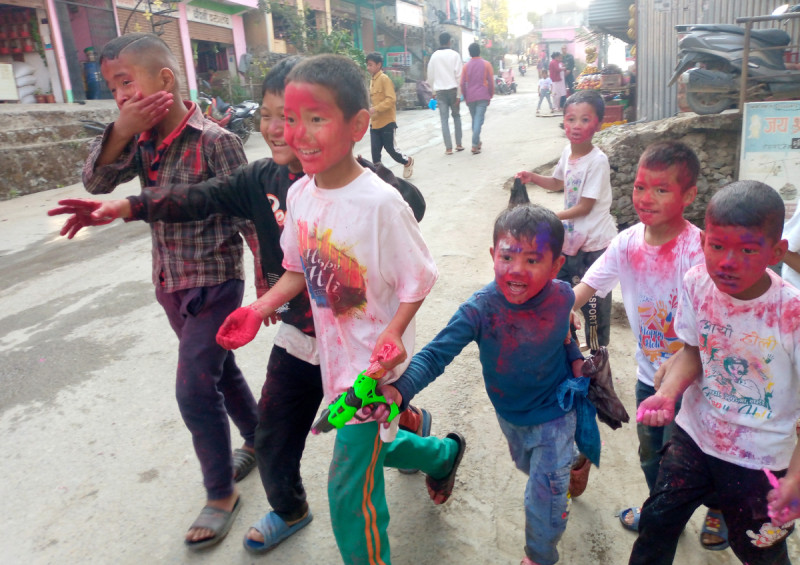 सडकमा देखिन थाल्यो होलीको रौनक [तस्बिरहरू]
