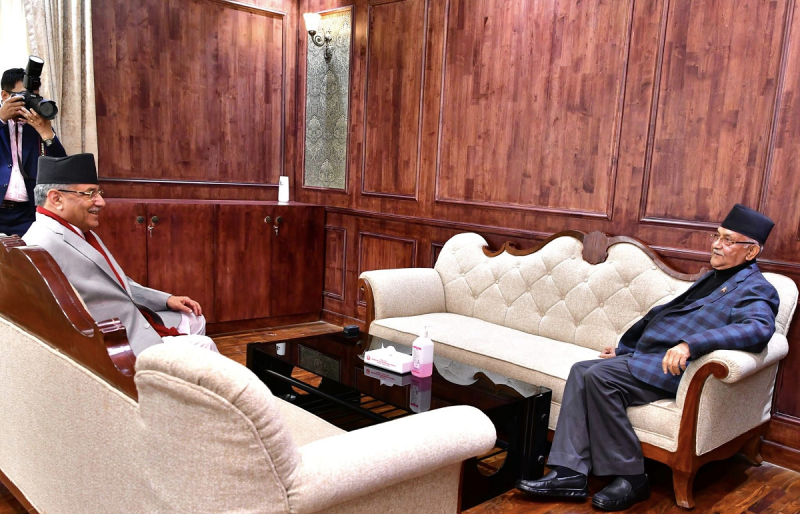 प्रधानमन्त्री प्रचण्डलाई भेट्न ओली बालुवाटारमा 