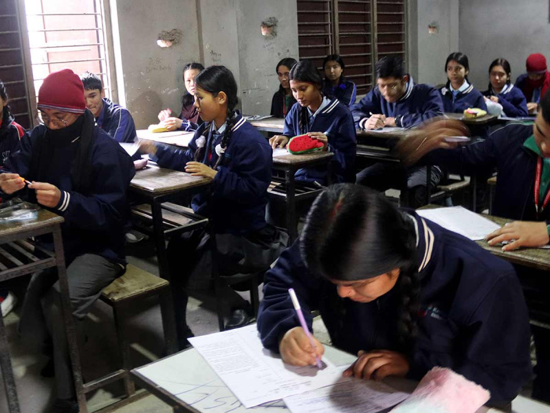 यसरी लेख्दैछन् आज अनिवार्य अंग्रेजीको परीक्षा [तस्बिर]