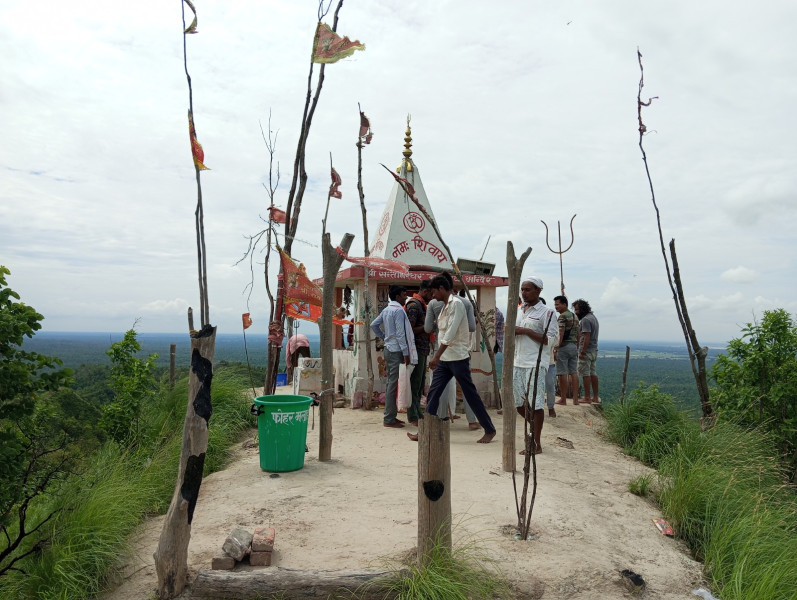 बाँकेको सन्तानेश्वर मन्दिरमा धार्मिक पर्यटकको चहलपहल