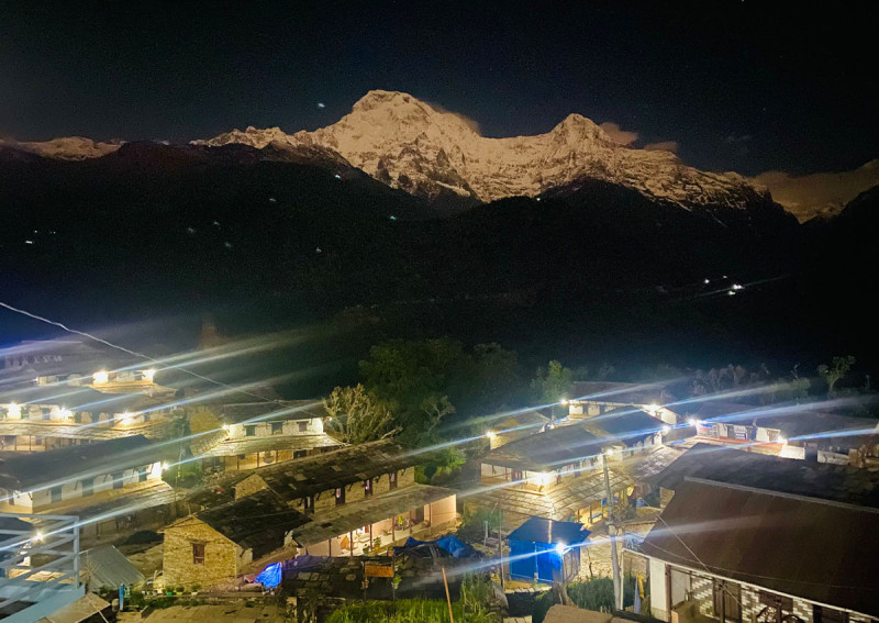 अन्नपूर्ण हिमशृङ्खलाको रात्रिकालीन दृश्य