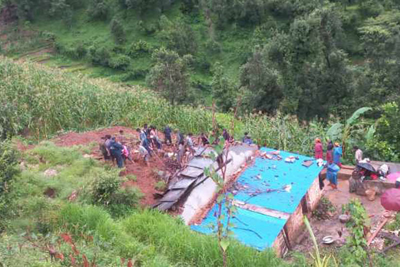 पहिरोमा ज्यान गुमाएका परिवारलाई सुदूरपश्चिम प्रदेश सरकारले प्रतिव्यक्ति एक लाख दिने