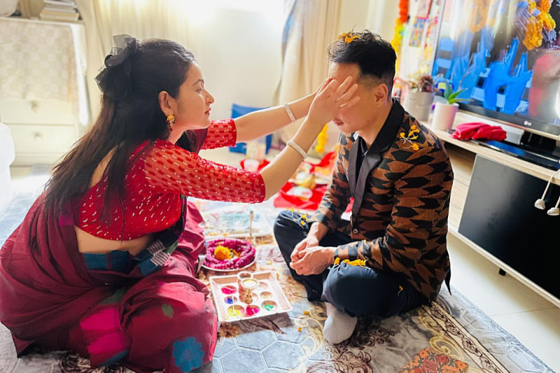 भाइटीका सुरु, दिदीबहिनीले दाजुभाइलाई टीका लगाइदिँदै