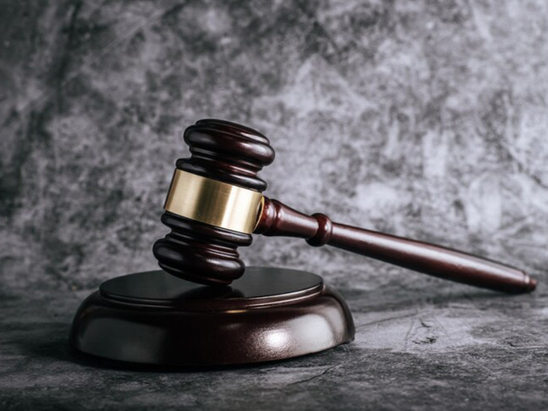 तीन उद्योगविरुद्ध मुद्दा दायर