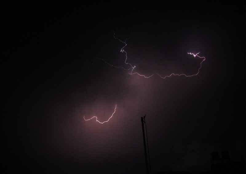 गुल्मीमा चट्याङले २ जना घाइते