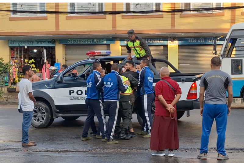 थर्मसमा चिया बेच्दै गरेका व्यक्तिमाथि महानगर प्रहरीको लछारपछार