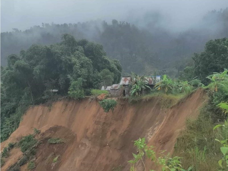 सङ्खुवासभामा पहिरोले तीन घर बगायो, एक जना घाइते 
