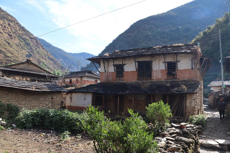 बसाइँसराइले खण्डहर बनेको घर