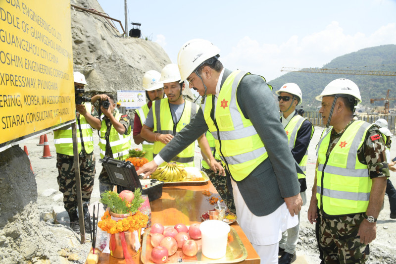 फास्ट ट्र्याकको धेद्रे जोडी सुरुङको ‘ब्रेक थ्रु’