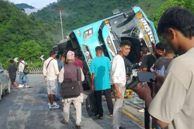 नारायणगढ–मुग्लिन सडकको घुमाउनेमा यात्रु बस दुर्घटना हुँदा १५ जना घाइते, २ को अवस्था गम्भीर