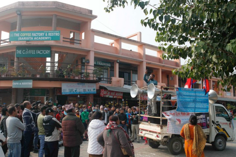 चितवनमा एक हुल मान्छे जम्मा पारेर खबरदारी गर्दै रास्वपा