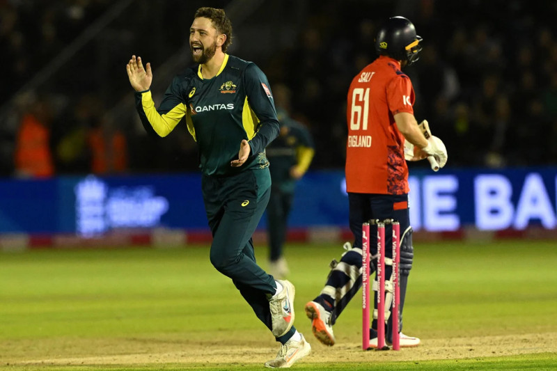 अस्ट्रेलियामाथि इङ्ग्ल्याण्ड ३ विकेटले विजयी, सिरिज १–१ को बराबरीमा