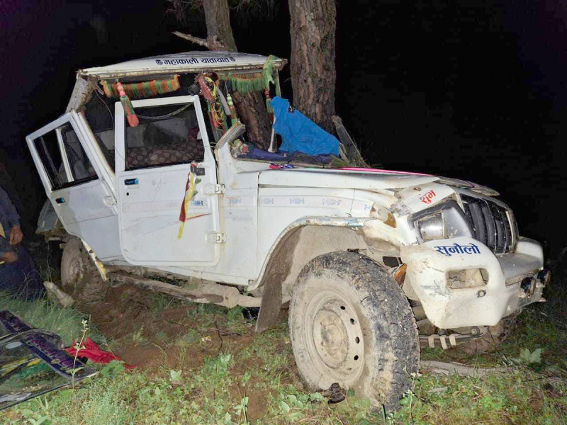 ८ जना सवार जीप सडकबाट खस्यो