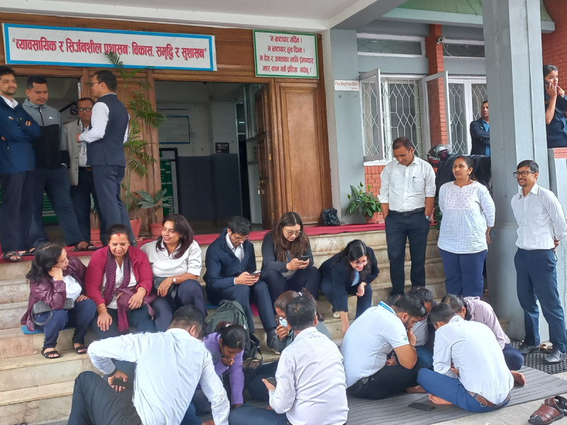 विभिन्न माग राखेर कृषि मन्त्रालयका कर्मचारीहरु १० दिनदेखि धर्नामा 