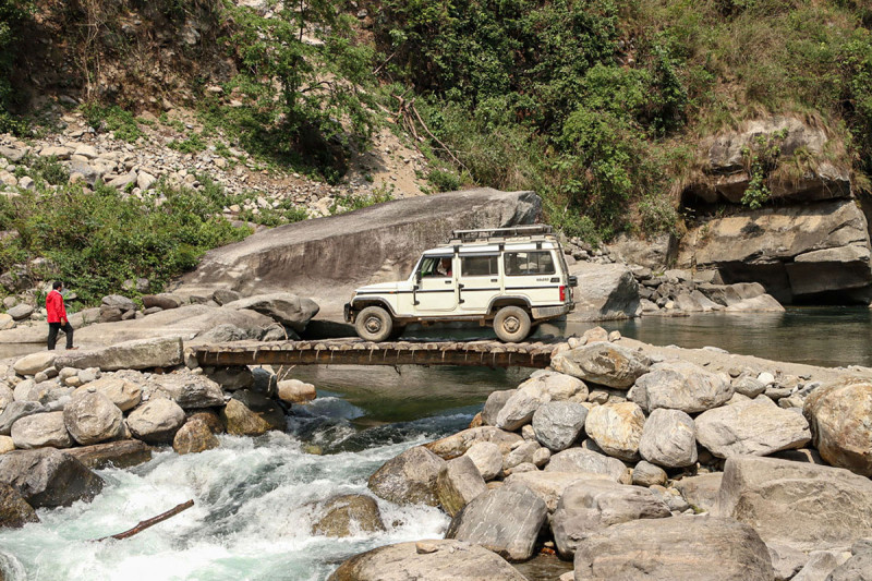 काठेपुलको सहारा : जोखिमपूर्ण यात्रा